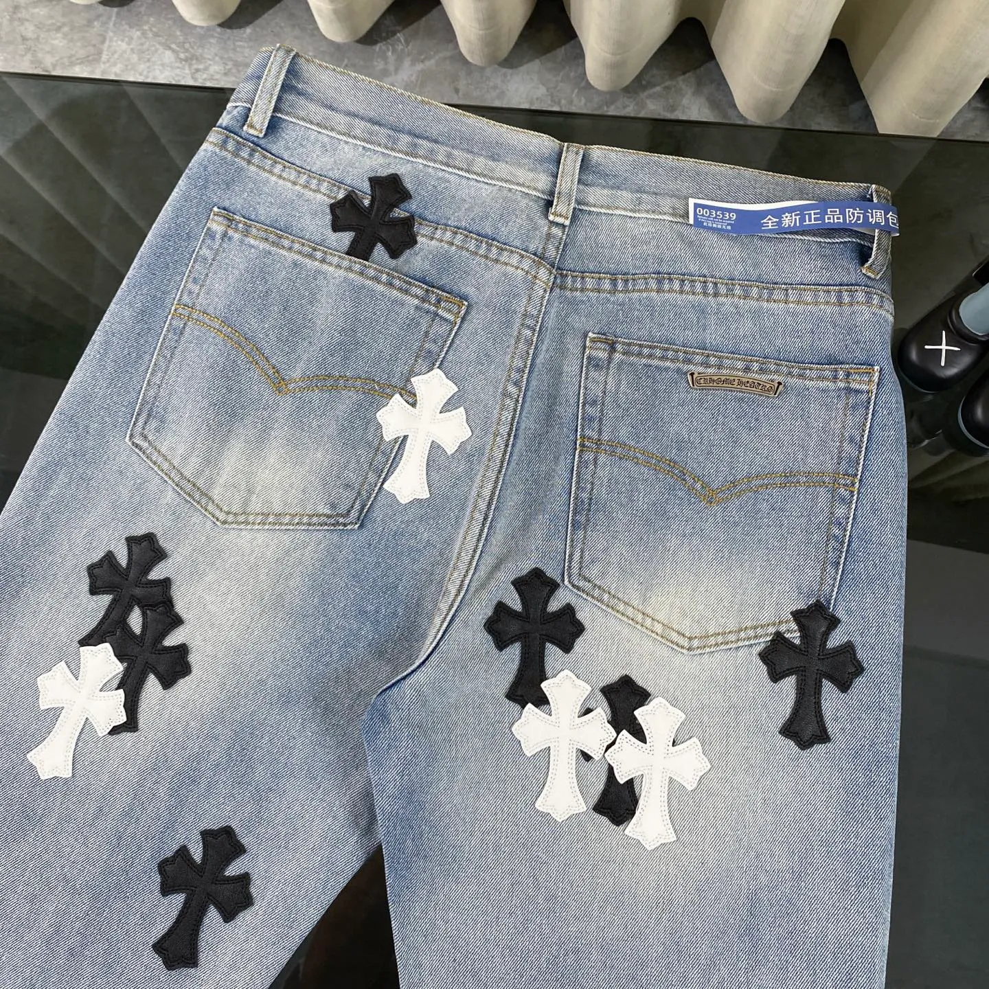 P240 CH Chromehearts black and white cross patch leather jeans, priced at 34W level, patchwork cross pattern embellishment, washed jeans! ! An absolutely high-end luxury product, a 1.9W-level god-level single product, a super popular product, made by top heavy industry, a magic weapon that cannot be missed! [About Zangyin] This is an extremely luxurious fashion brand that can also be called the aristocracy of the high street. It has always been an exclusive brand for some hipsters or rich second generations. Compared with ordinary high streets, it is more luxurious and noble. Compared with luxury brands, it is more fashionable and individual. It has always been a brand that I have a special liking for. [Top heavy industry fashion design] Consistently high-street luxury style. Speaking of this style, the Zangyin family and GU family are definitely the leading representative brands. Especially the Zangyin family has really achieved a state-of-the-art effect in creating high-street style. The unique washed material is used to create this style. The color system is already quite eye-catching. After it is decorated with patchwork cross flowers, it cleverly highlights the charm of the brand. Secondly, this style uses classic The high-waist cutting design highlights the long legs and fashionable temperament of the upper body. The brand is highly recognizable and the slim fit configuration is more suitable for daily wear. It is a product that interprets personality, fashion, and specifications at a glance. This single product is enough to make any fan excited. It can be a white T-shirt for a youthful college style, or a tight suspender for a royal style. It has strong matching ability and can be easily controlled by men.  [Materials and craftsmanship] Needless to say, this point goes without saying. As an excellent craftsman brand, Zangyin’s requirements for details and craftsmanship are really perfect. The washed color of this model has gone through so many processes, not to mention the embellishment of denim appliques. It is also purely hand-made and sewn. Just like what they believe in, only hand-made things have soul and have the meaning of wear. A top-notch heavy-duty fashionable denim item, I look forward to your perfect interpretation! !  Color: blue Size: 28-36